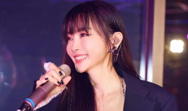 謝金燕參戰《浪姐5》　大陸人看沒修圖影片掉下巴：這19歲吧？